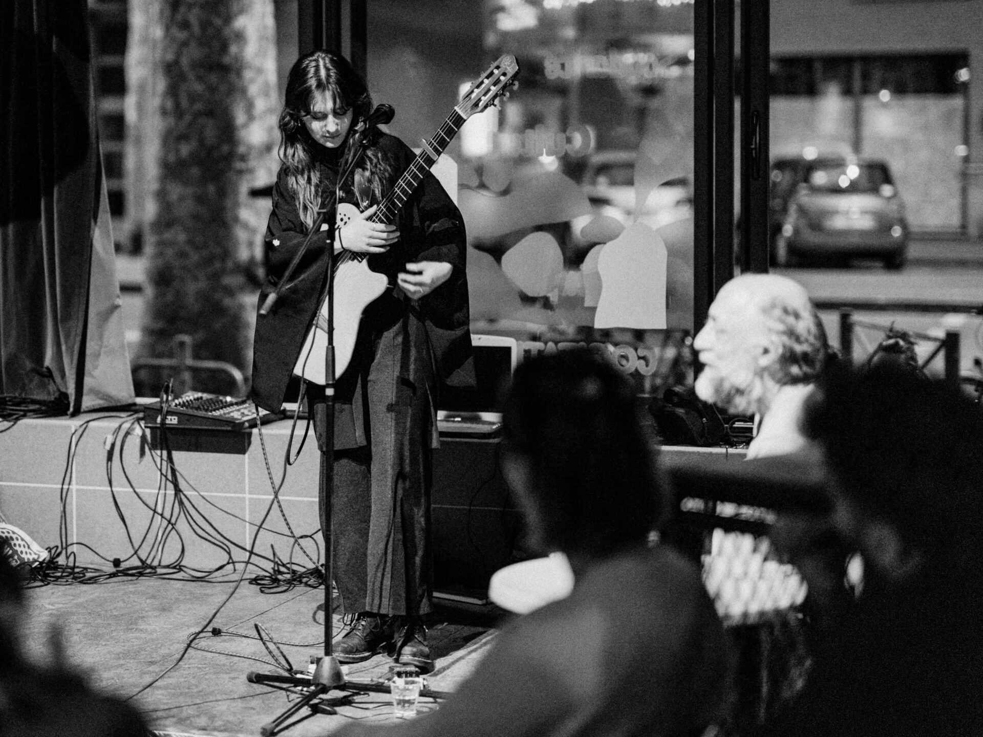 Concert d'Agnès à La Moulinette (Lille). Performance folk et indie capturée dans l'intimité de cette salle emblématique du Nord de la France. - Image 7
